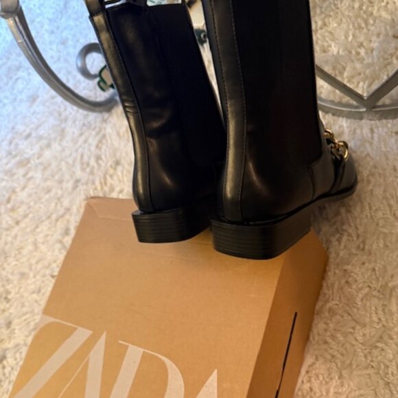 ZARA WOMEN’S FLAT FAUX LEATHER CHAIN TRIM ANKLE BOOTS SIZE 40 (9) BLACK, NIB - Picture 6 of 8